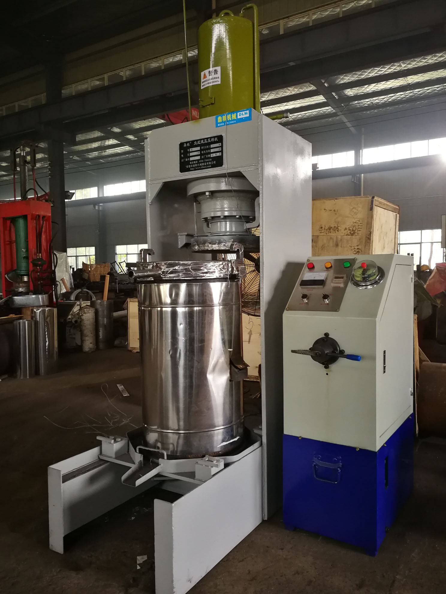 不銹鋼超高壓立式液壓壓榨機(jī)，果汁壓榨機(jī)，果渣壓榨機(jī)，藥材壓榨，油渣處理，白土壓榨